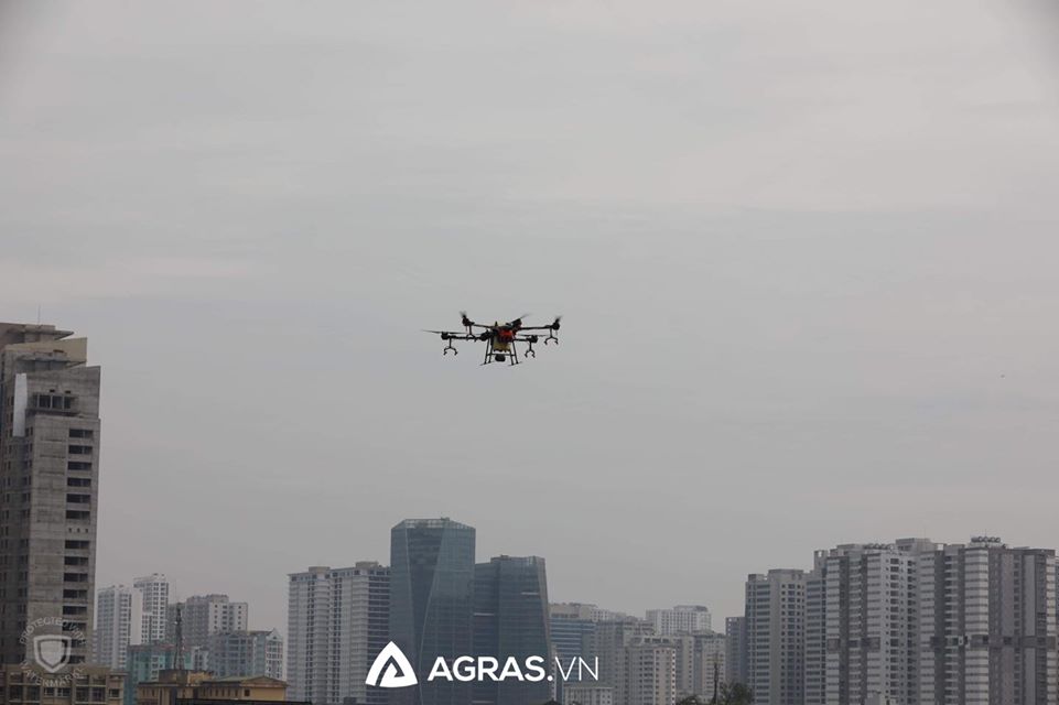 Drone phun thuốc chống sốt rét tại Vinhomes - Mễ Trì